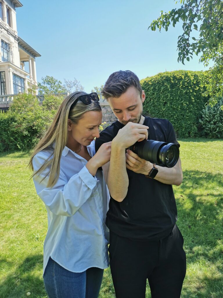 to kollegaer tar bilder for innholdsproduksjon