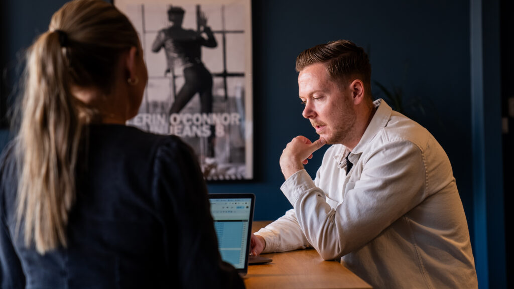 To kollegaer diskuterer søkordsannonser