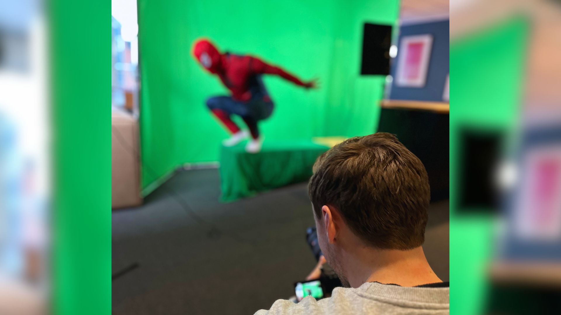 Fotografering av ansatt i superhelt drakt